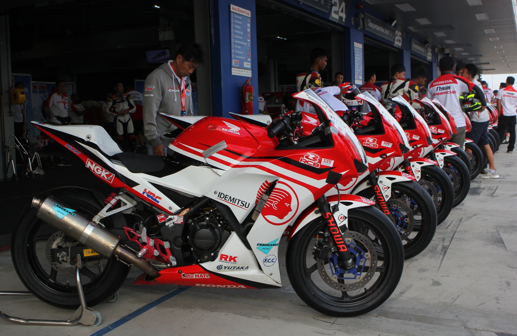 Cận cảnh xe đua Honda CBR250R ảnh 1 Can canh xe dua Honda CBR250R anh 1