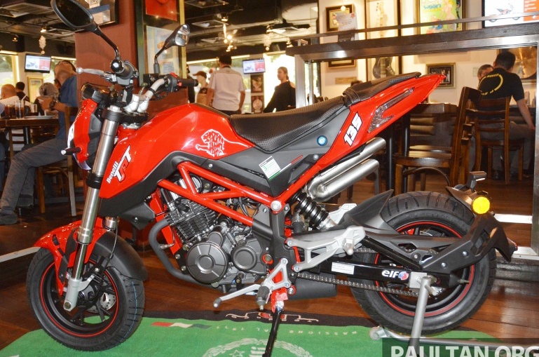 Moto co nho Benelli TnT135 2017 co gia 1.900 USD hinh anh