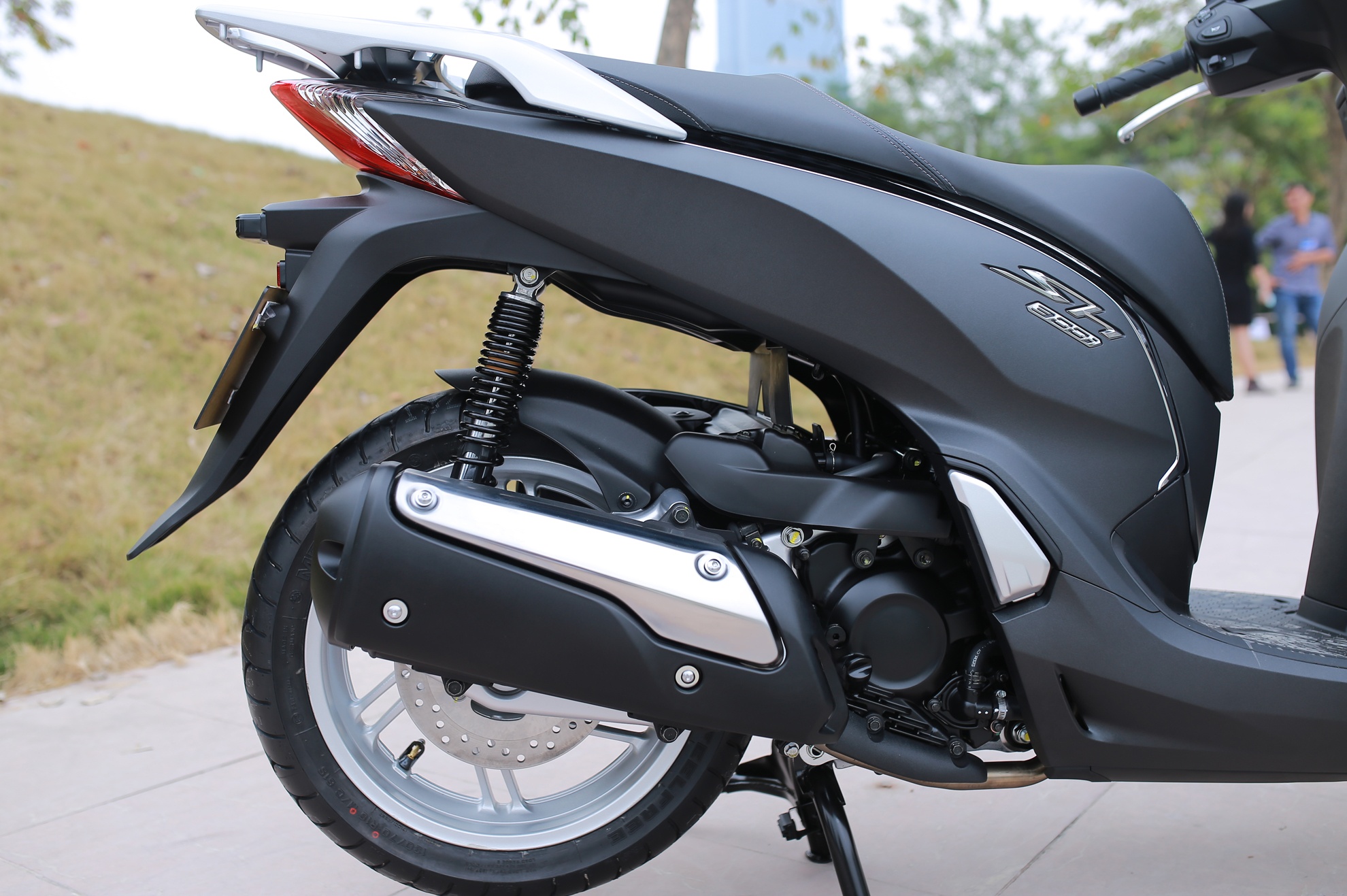 Honda SH 300i ABS mau xam den o Viet Nam anh 9