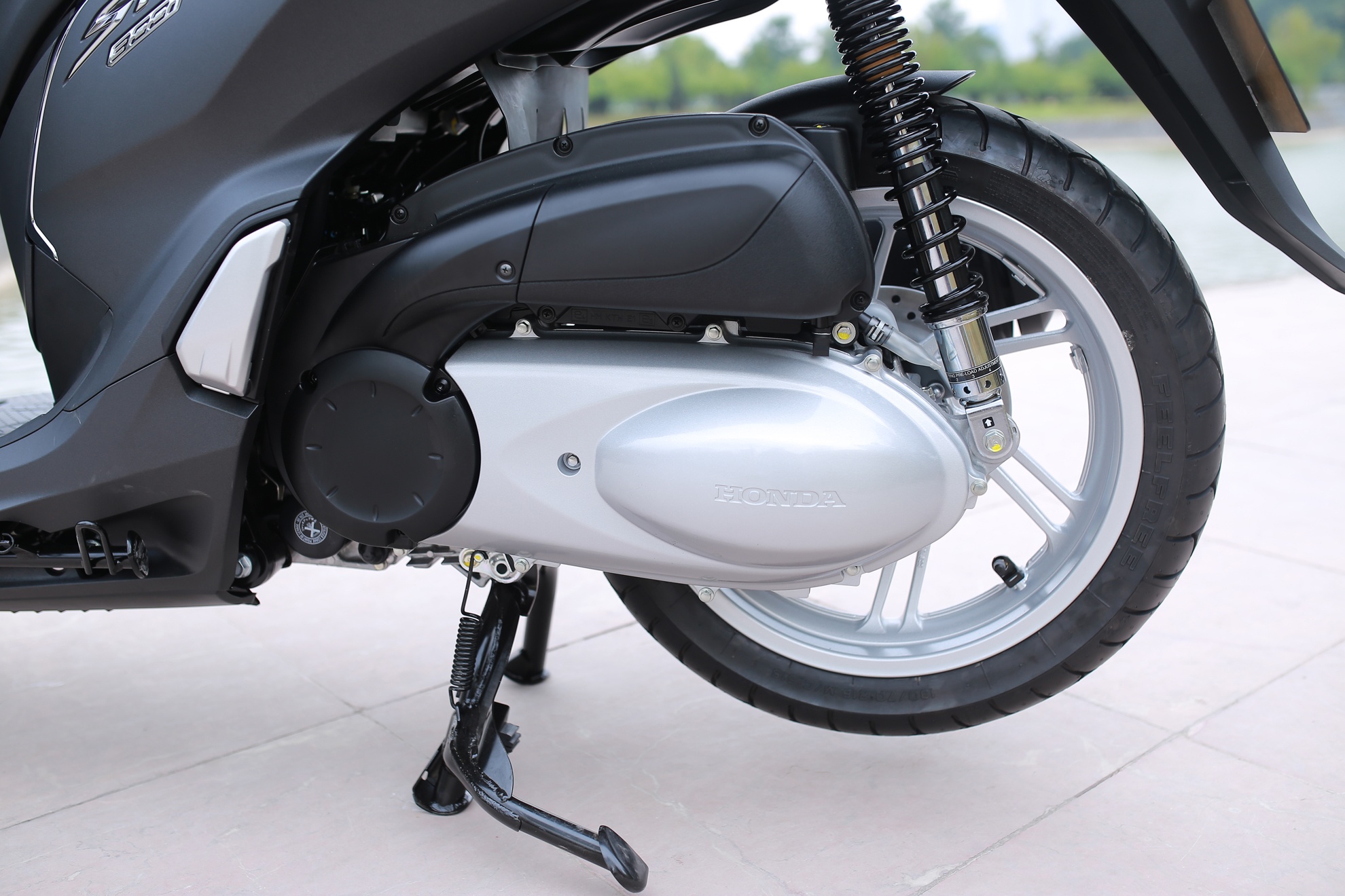 Honda SH 300i ABS mau xam den o Viet Nam anh 10