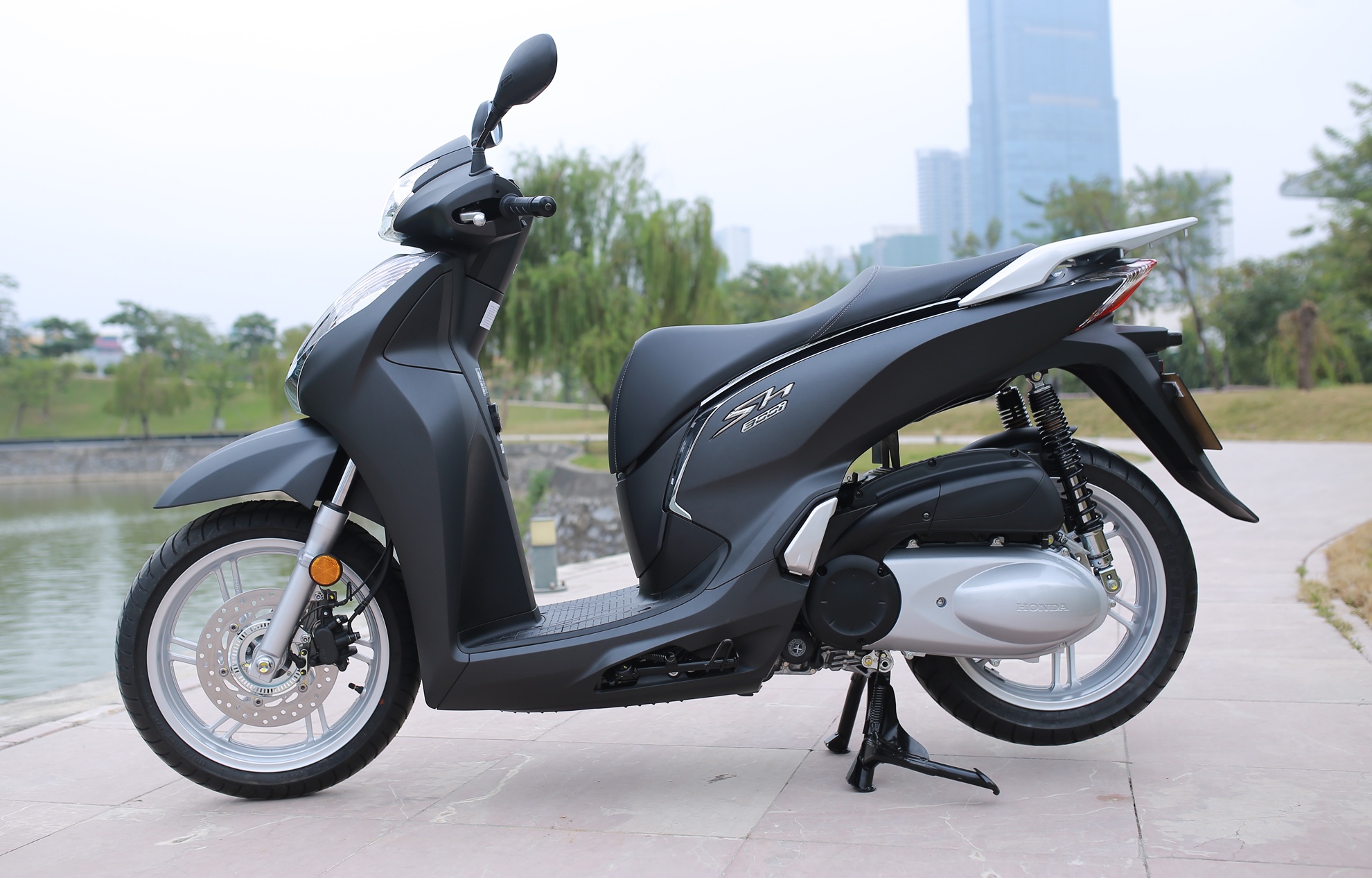 Honda SH 300i ABS mau xam den o Viet Nam anh 1