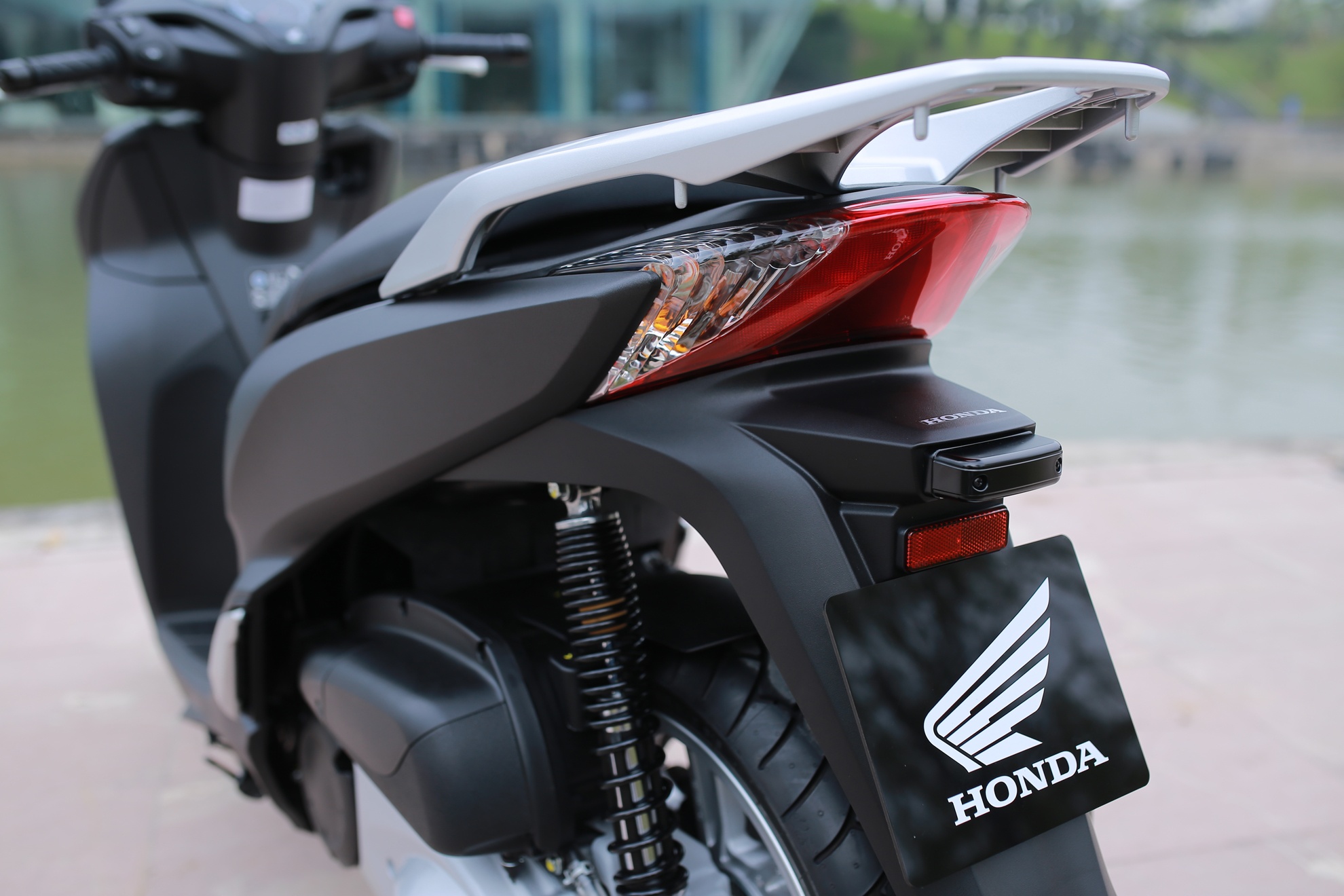 Honda SH 300i ABS mau xam den o Viet Nam anh 7