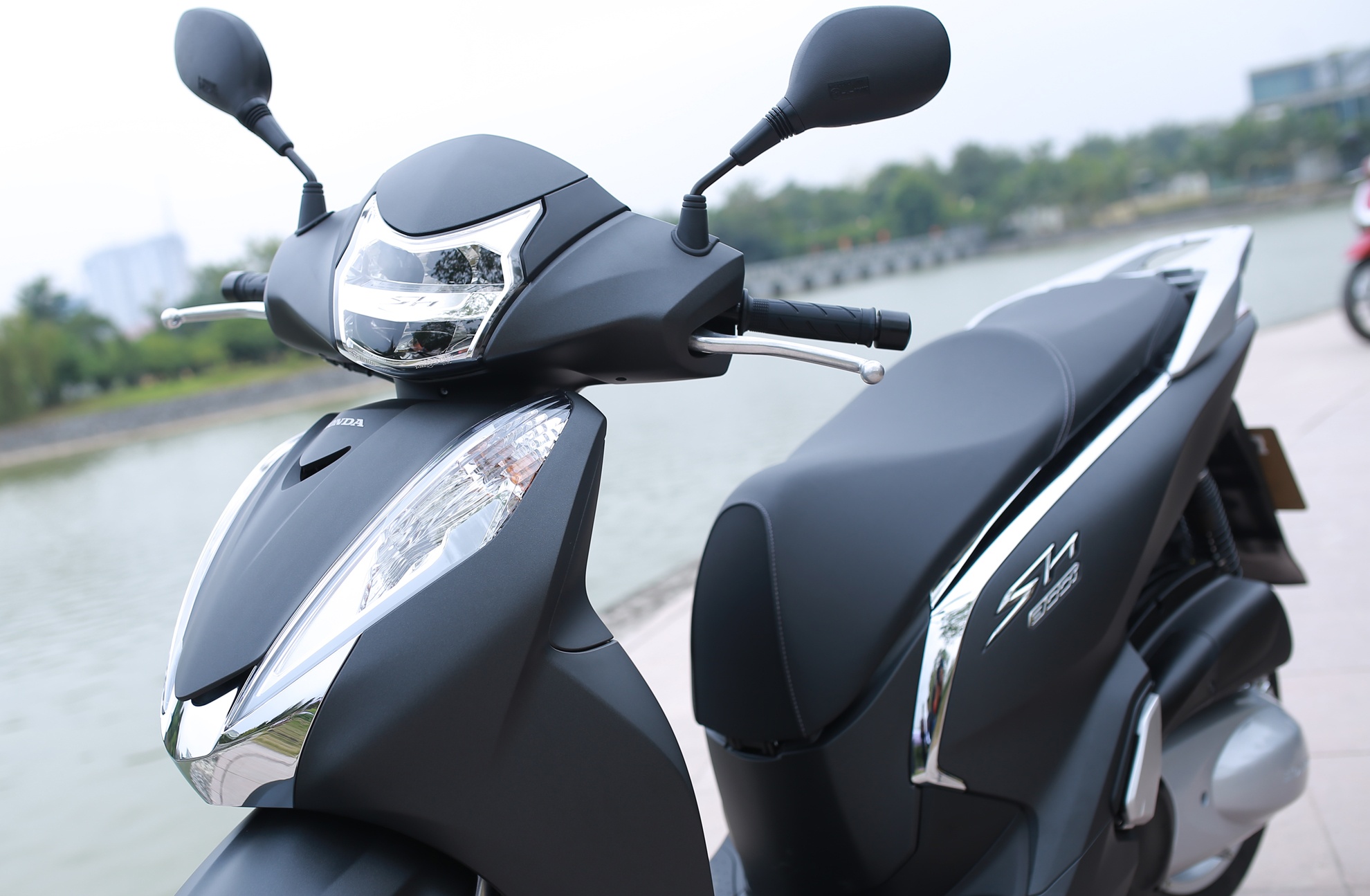 Honda SH 300i ABS mau xam den o Viet Nam anh 3