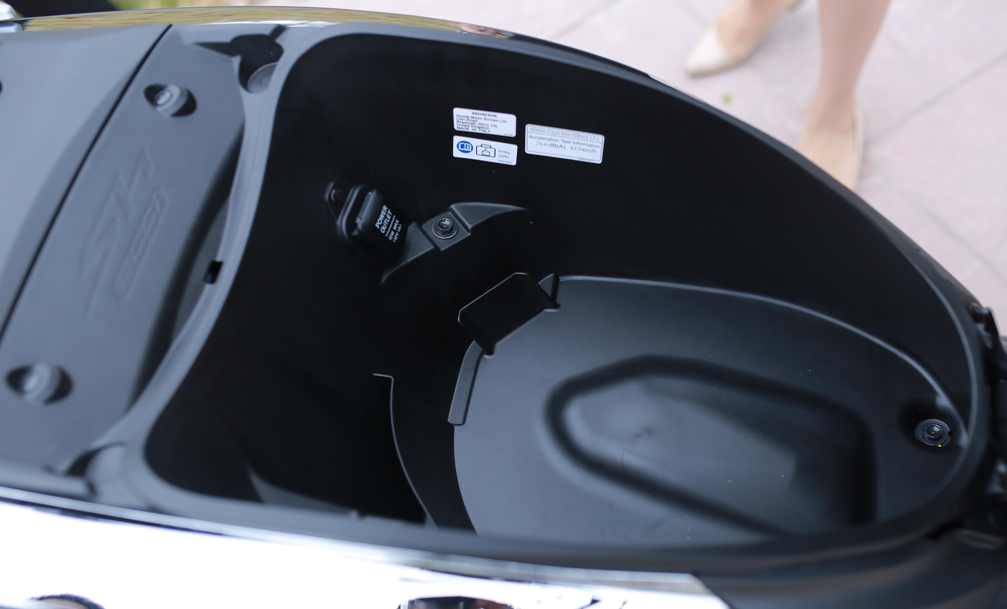 Honda SH 300i ABS mau xam den o Viet Nam anh 8