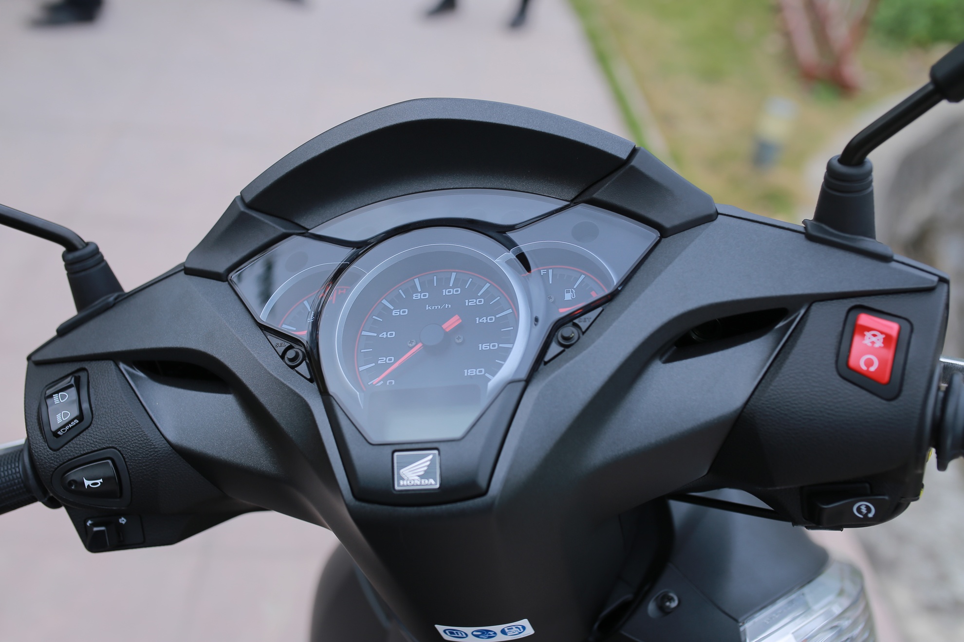 Honda SH 300i ABS mau xam den o Viet Nam anh 4