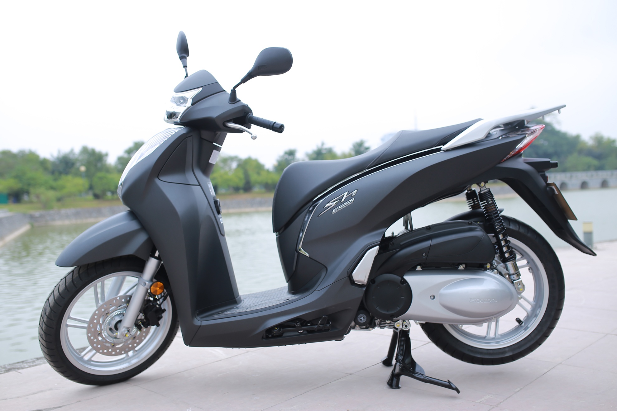 Anh thuc te Honda SH 300i ABS mau xam den chinh hang hinh anh