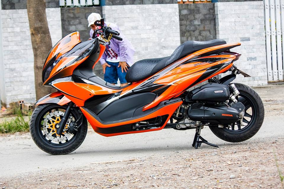 Honda PCX phoi mau cam den bat mat o Ha Noi hinh anh