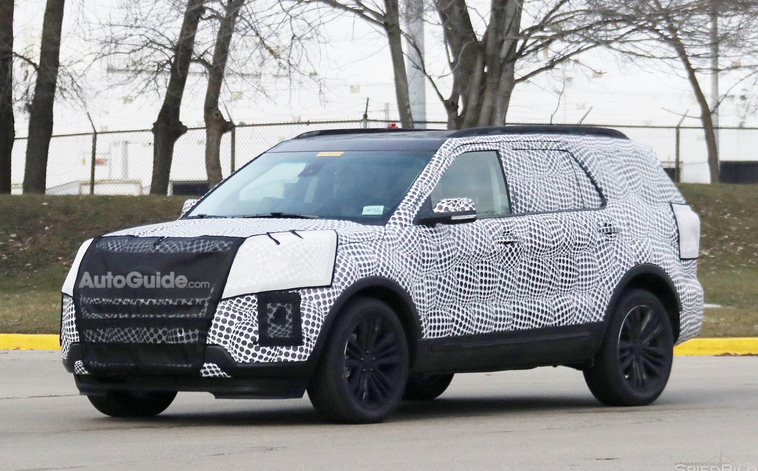 Ford Explorer 2019 lo dien tren duong chay thu hinh anh