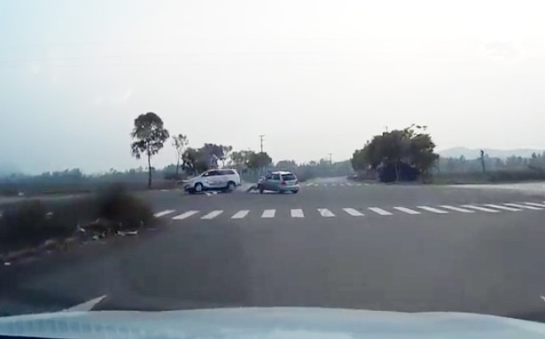 Toyota Innova lat ngua sau cu va cham voi Daewoo Matiz hinh anh