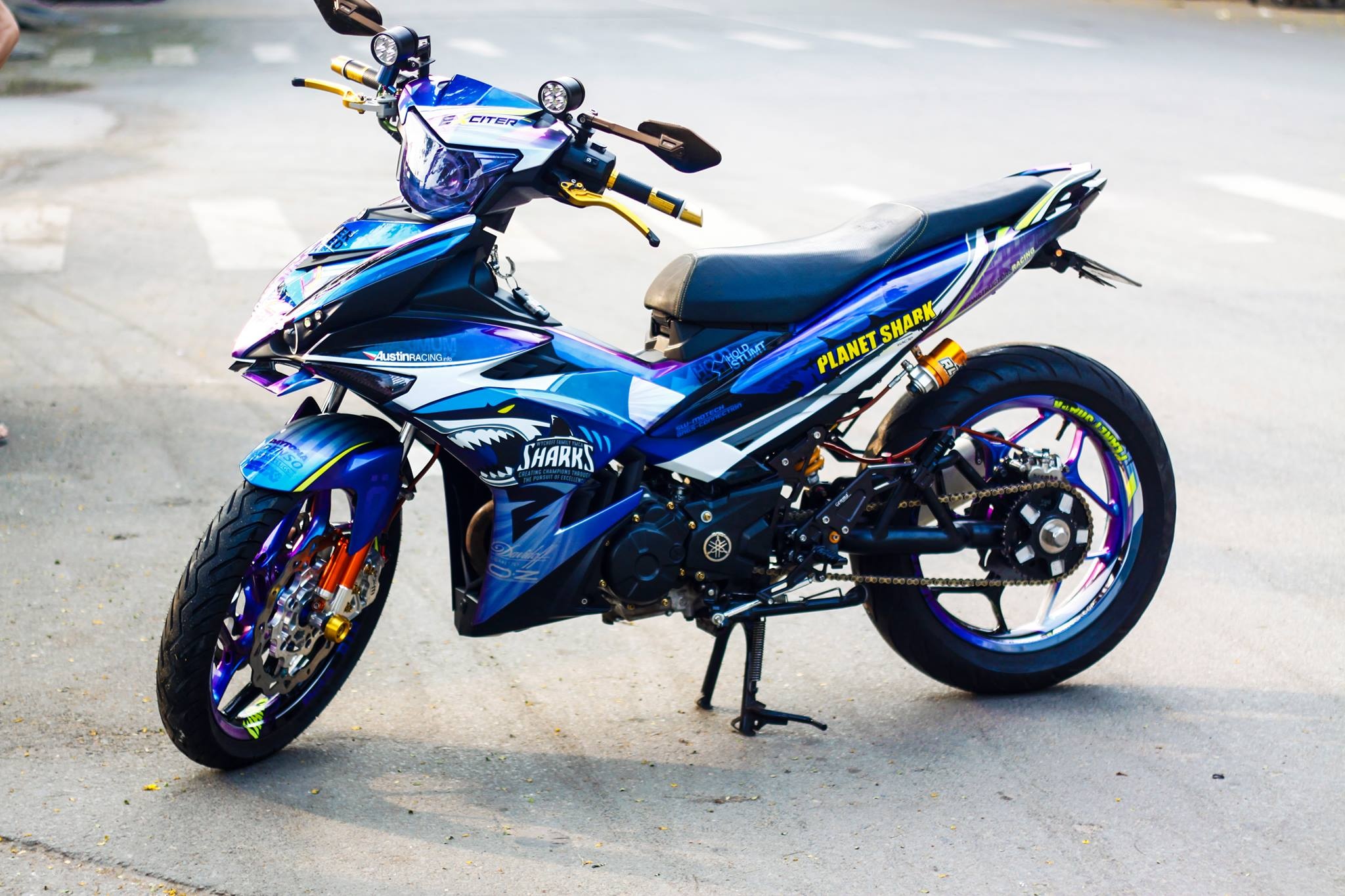 Exciter 150 son dan vo chuyen mau cua biker Tra Vinh hinh anh