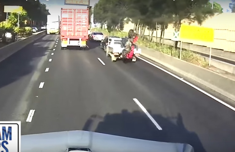 Biker chay moto lon nhao sau cu tong duoi xe tai hinh anh