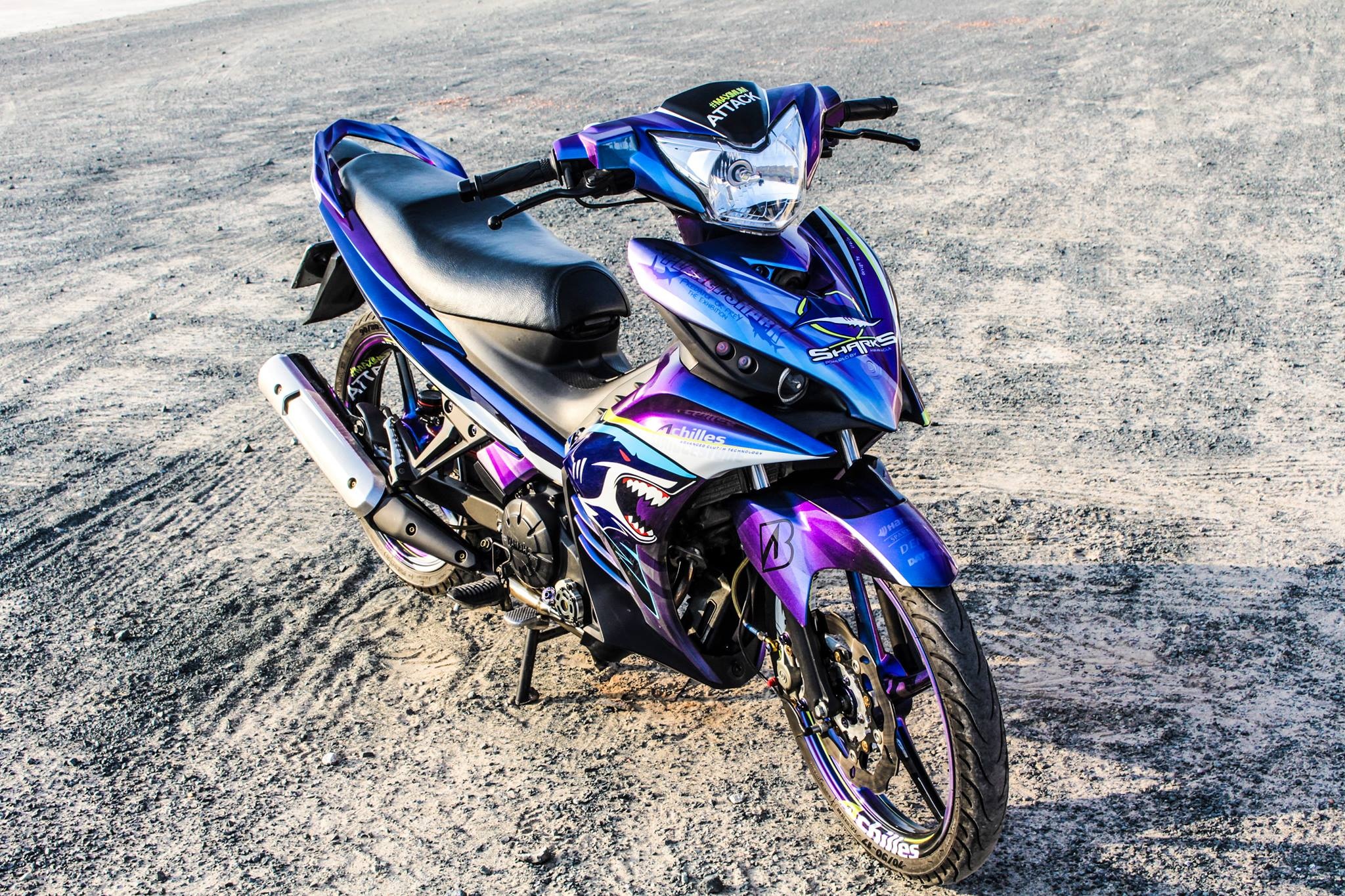 Exciter 2011 son chuyen mau voi hoa tiet ca map cua biker Ca Mau hinh anh