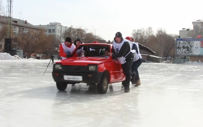 Tro choi ban bi tren bang bang oto o Nga hinh anh