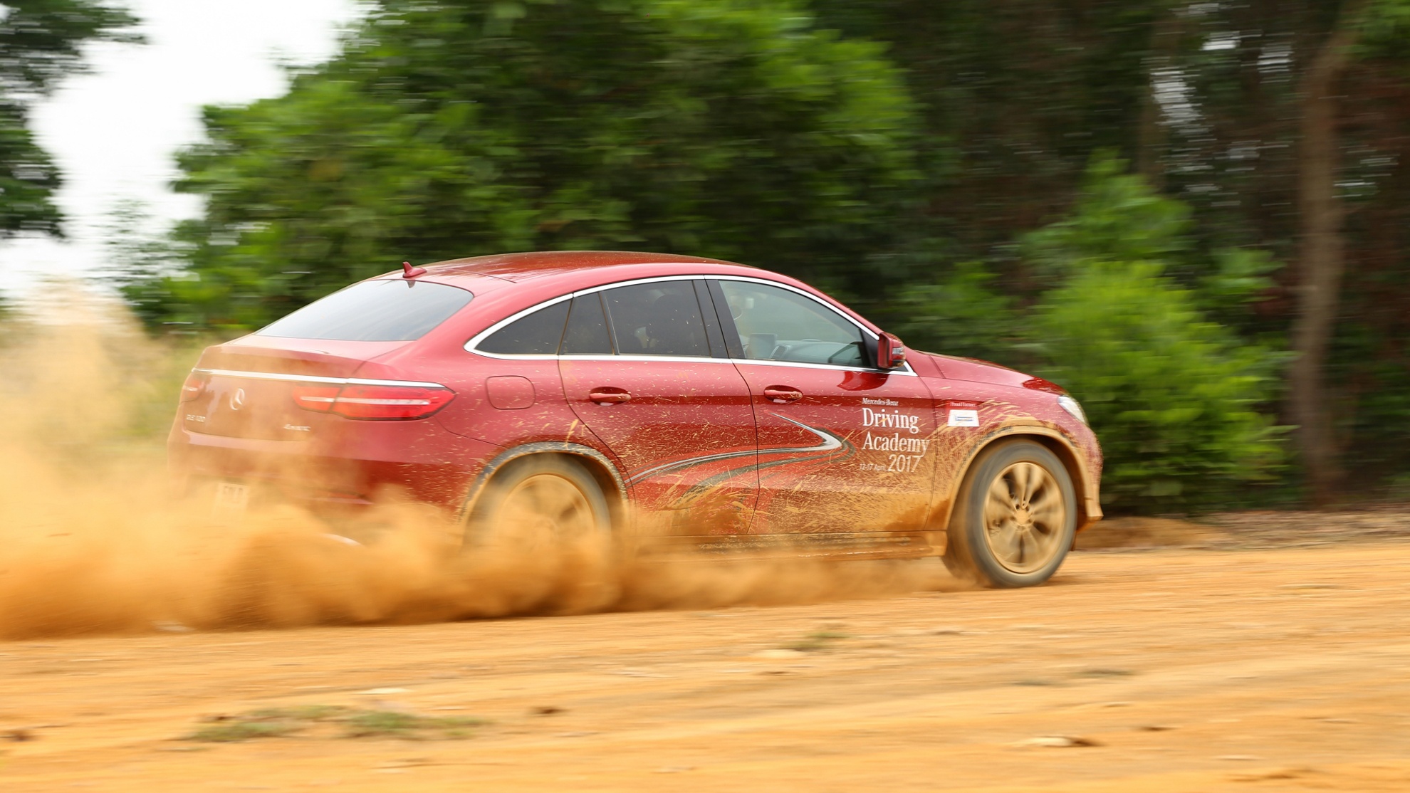 Dan xe sang Mercedes off-road trinh dien suc manh hinh anh