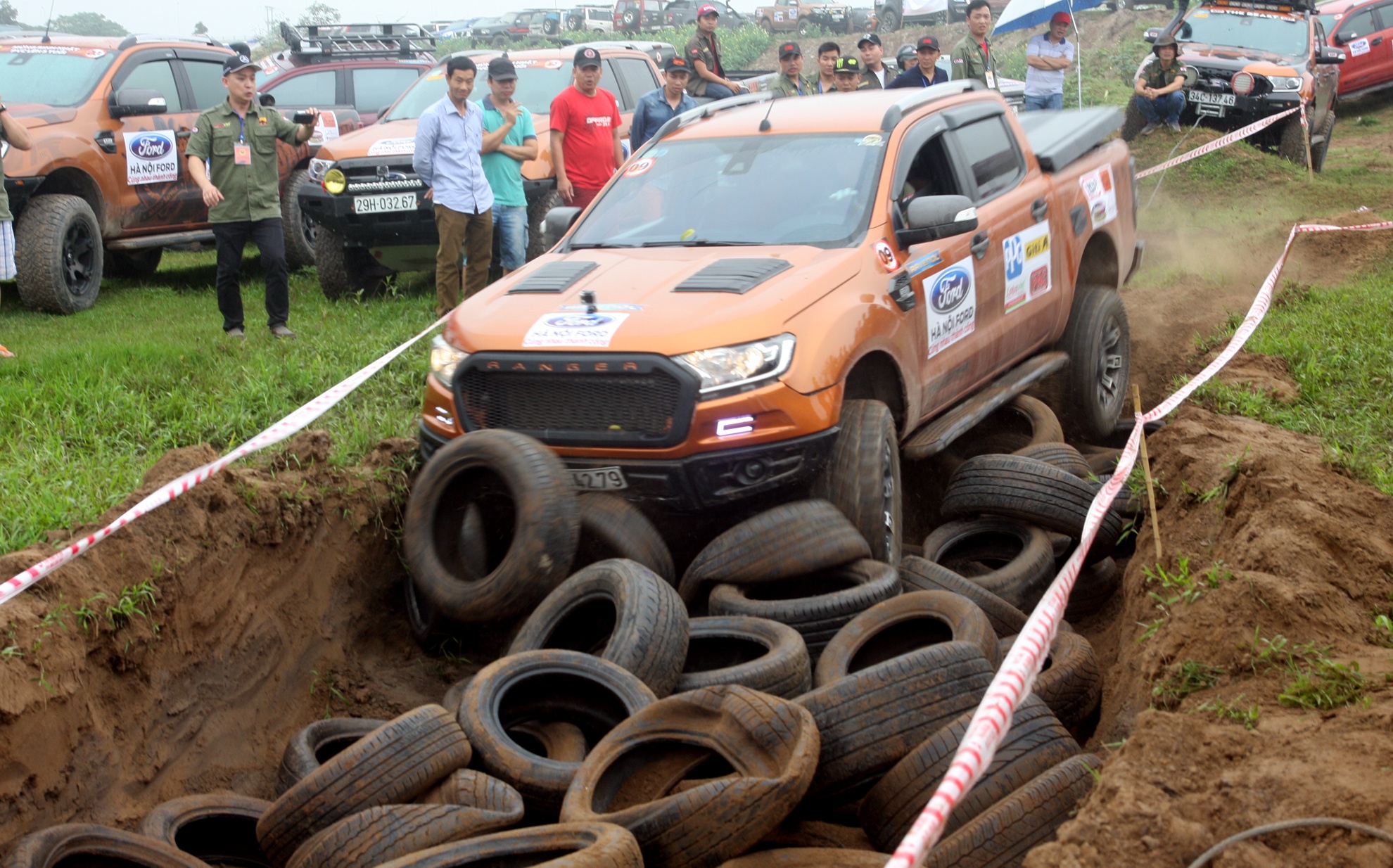 Dan ban tai thi tai off-road o Ha Noi hinh anh