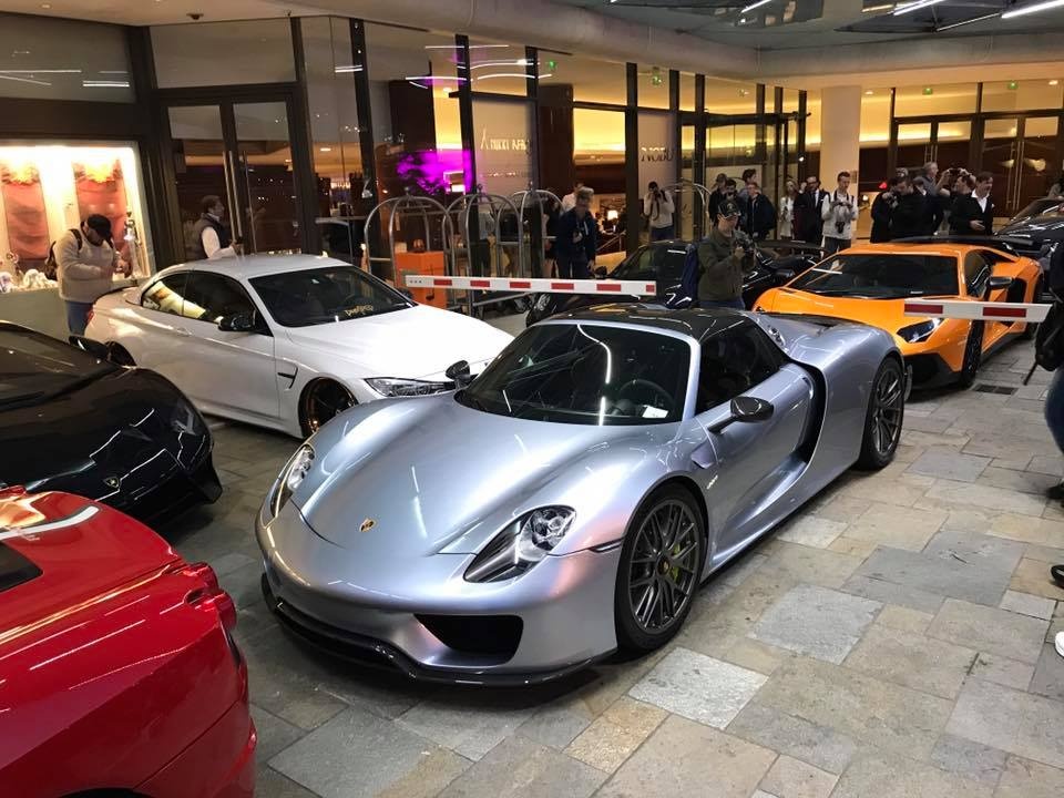 Dan sieu xe tu hoi tai khach san sang trong o Monaco hinh anh