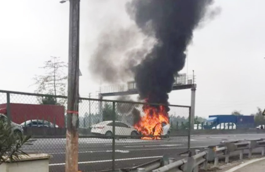 Tesla Model X boc chay tren duong cao toc o Trung Quoc hinh anh