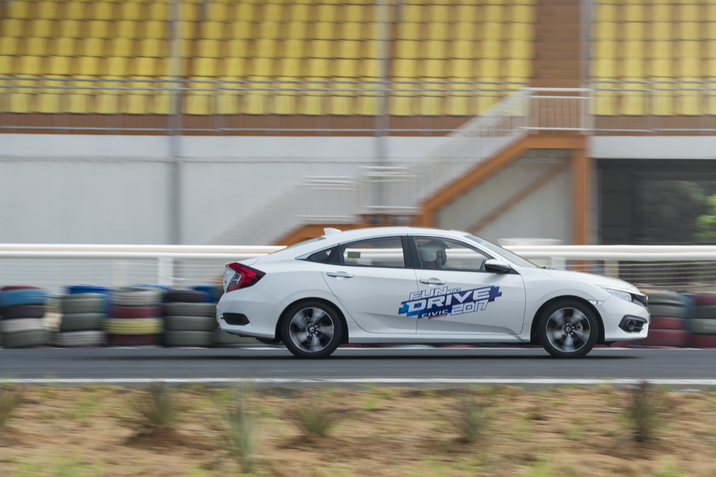 Chay thu Honda Civic 2017 o truong dua Dai Nam hinh anh