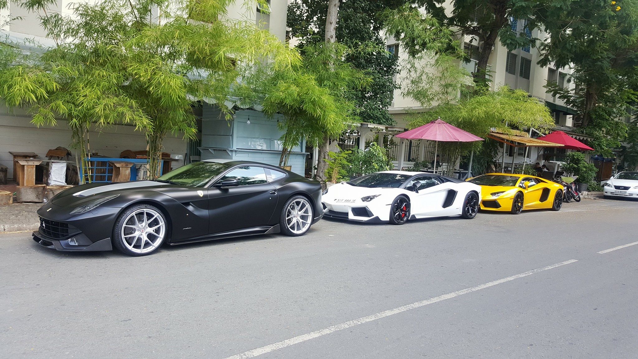 Sieu xe cua dai gia Sai thanh xuong pho dip nghi le hinh anh