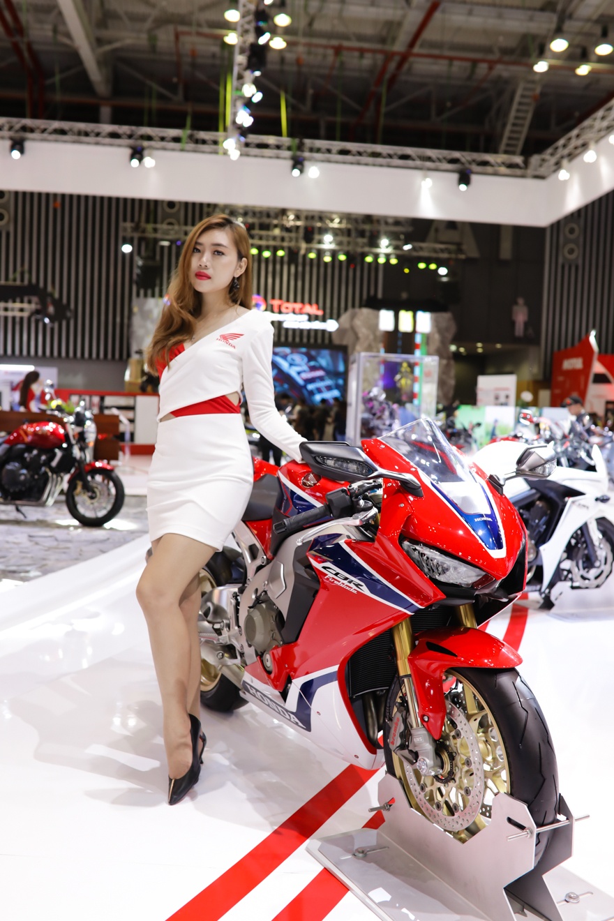 Nguoi dep o trien lam xe may Viet Nam anh 9