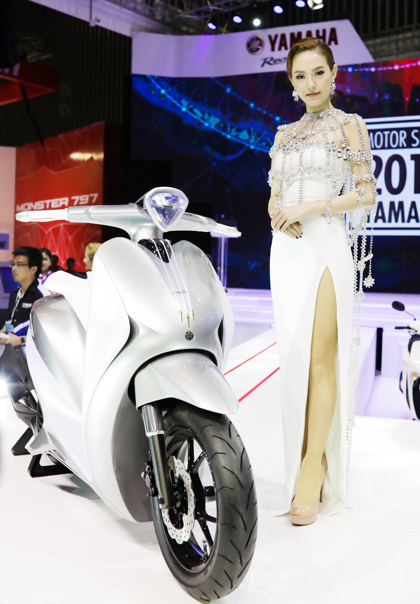 Minh Hằng,  Chi Phu ở gian hàng Yamaha Việt Nam ảnh 2 Minh Hang,  Chi Phu o gian hang Yamaha Viet Nam anh 2