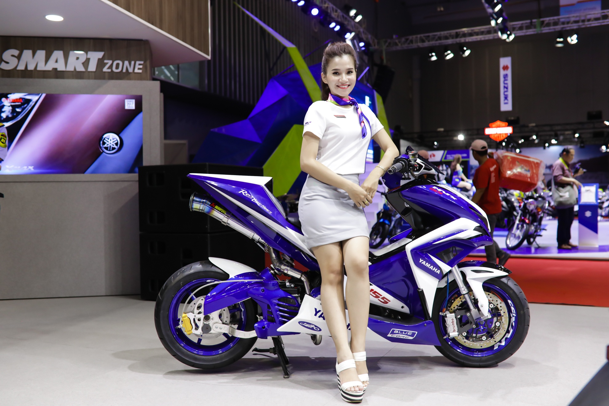 Minh Hang,  Chi Phu o gian hang Yamaha Viet Nam anh 4