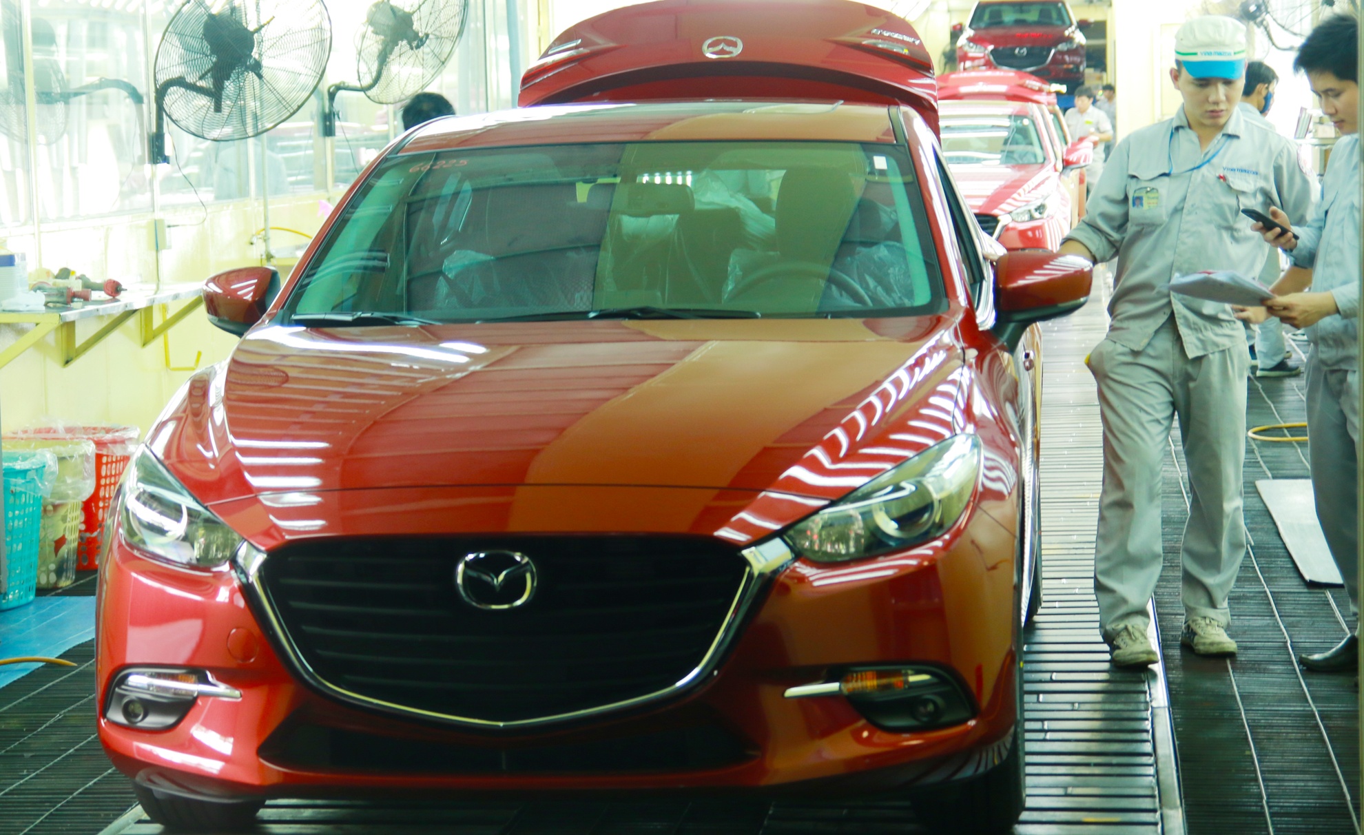 Cac dong xe an khach Kia, Mazda lap rap the nao o Viet Nam? hinh anh