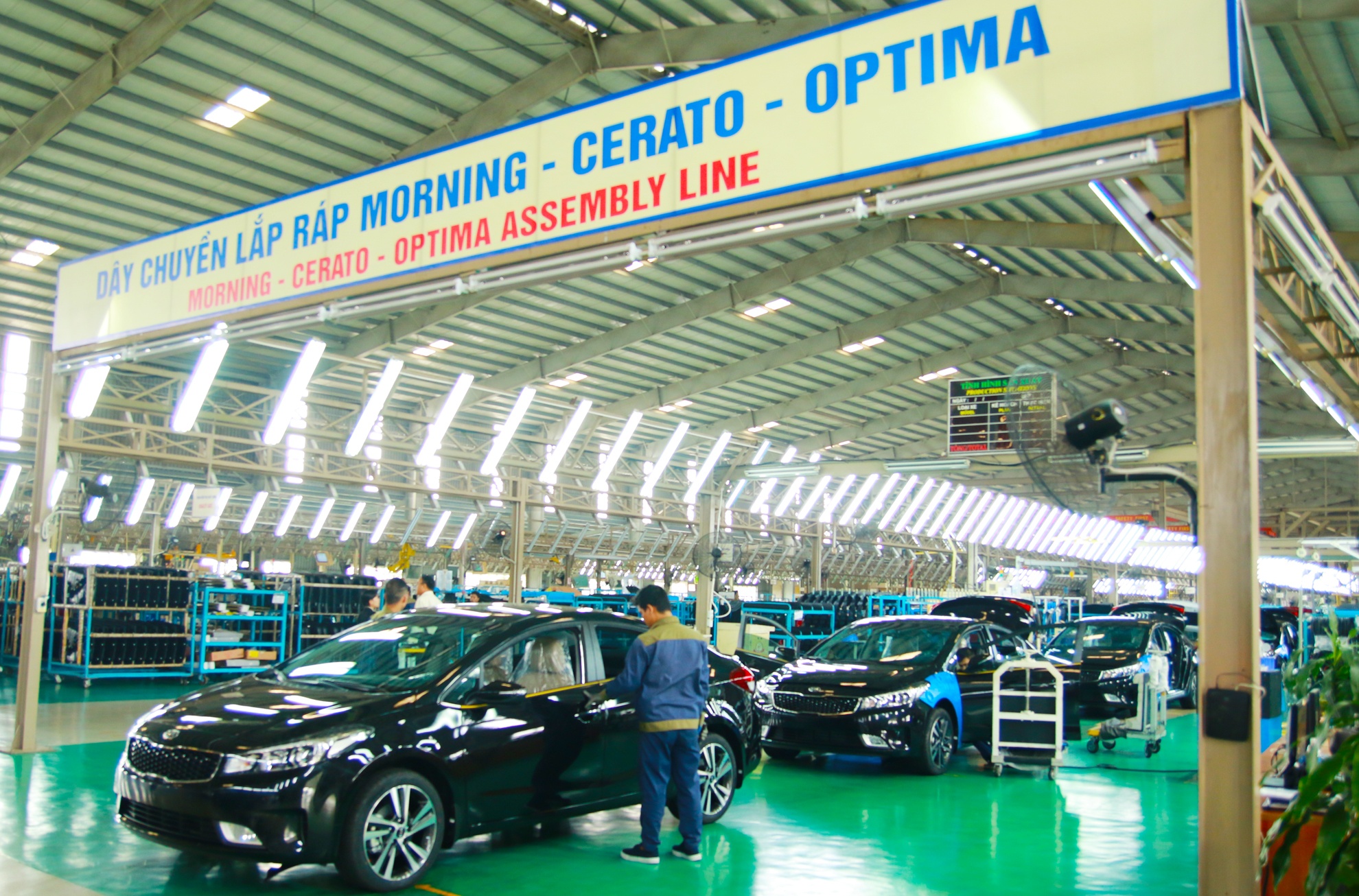 Xe Kia,  Mazda lap rap o Viet Nam the nao anh 2