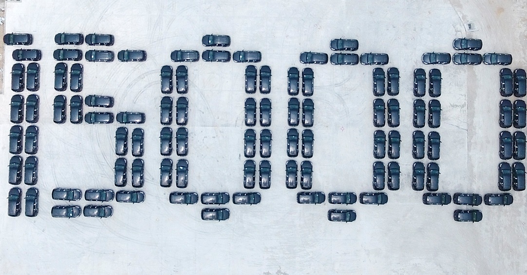 Xep chu voi hon 100 chiec Hyundai Santa Fe mau den hinh anh