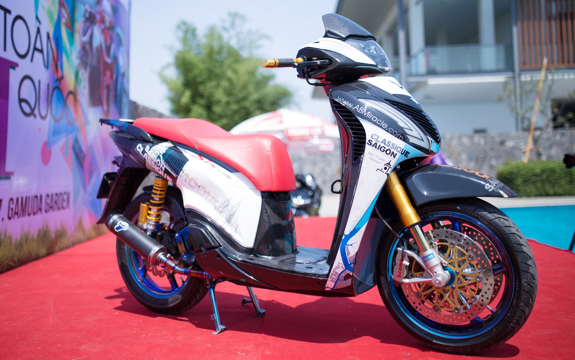 Honda SH do do choi khung cua biker Sai Gon anh 1