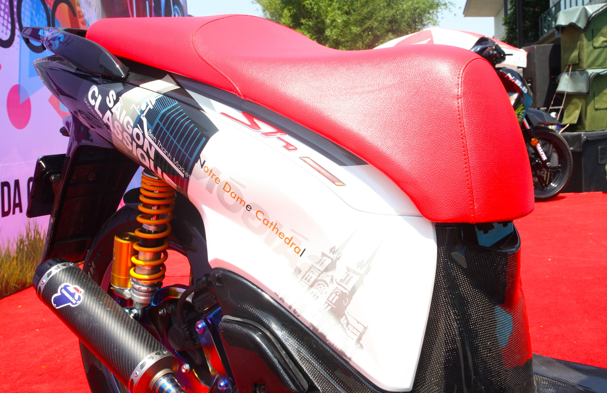 Honda SH do do choi khung cua biker Sai Gon anh 3