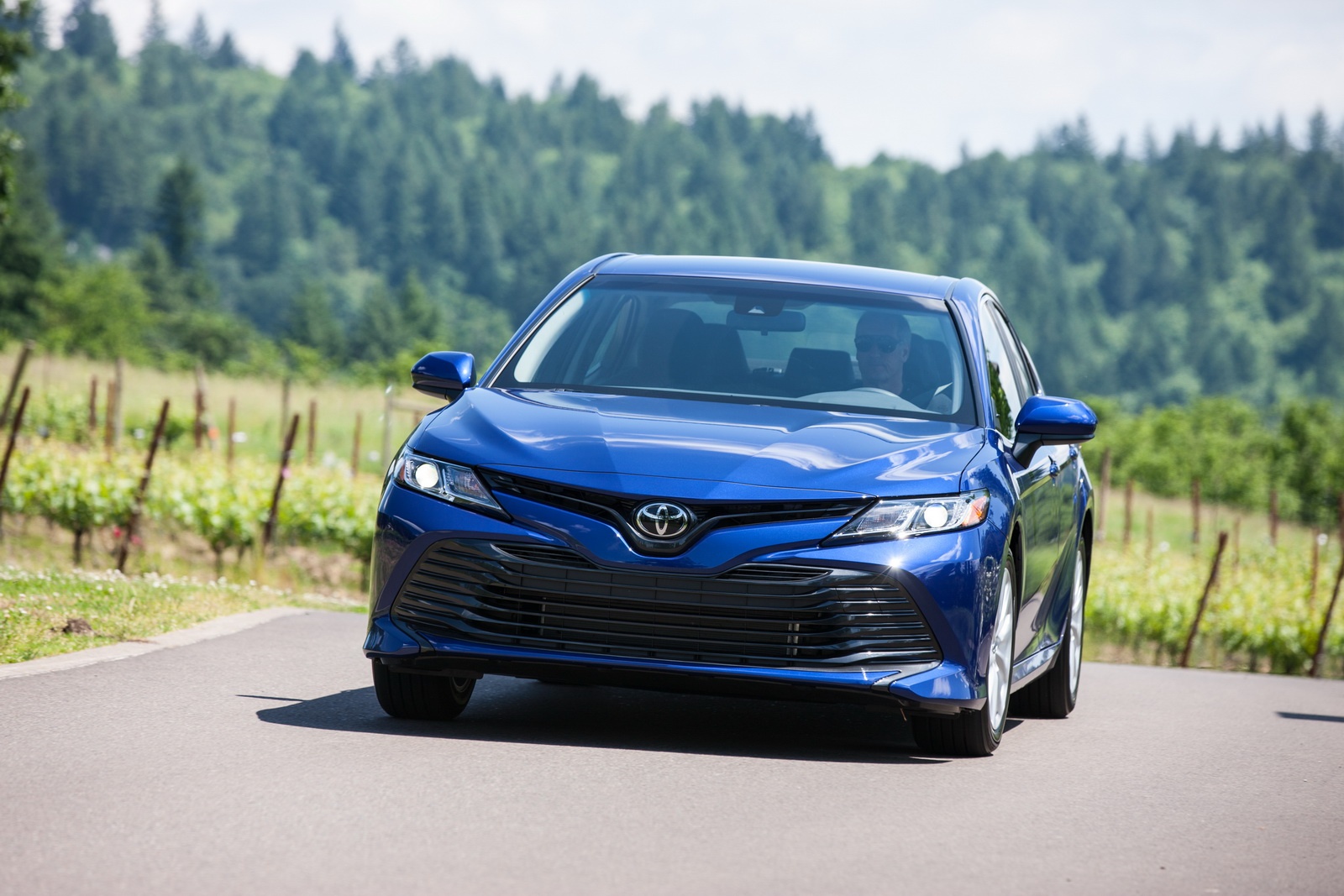Toyota Camry 2018 co gia tu hon 23.000 USD o My hinh anh