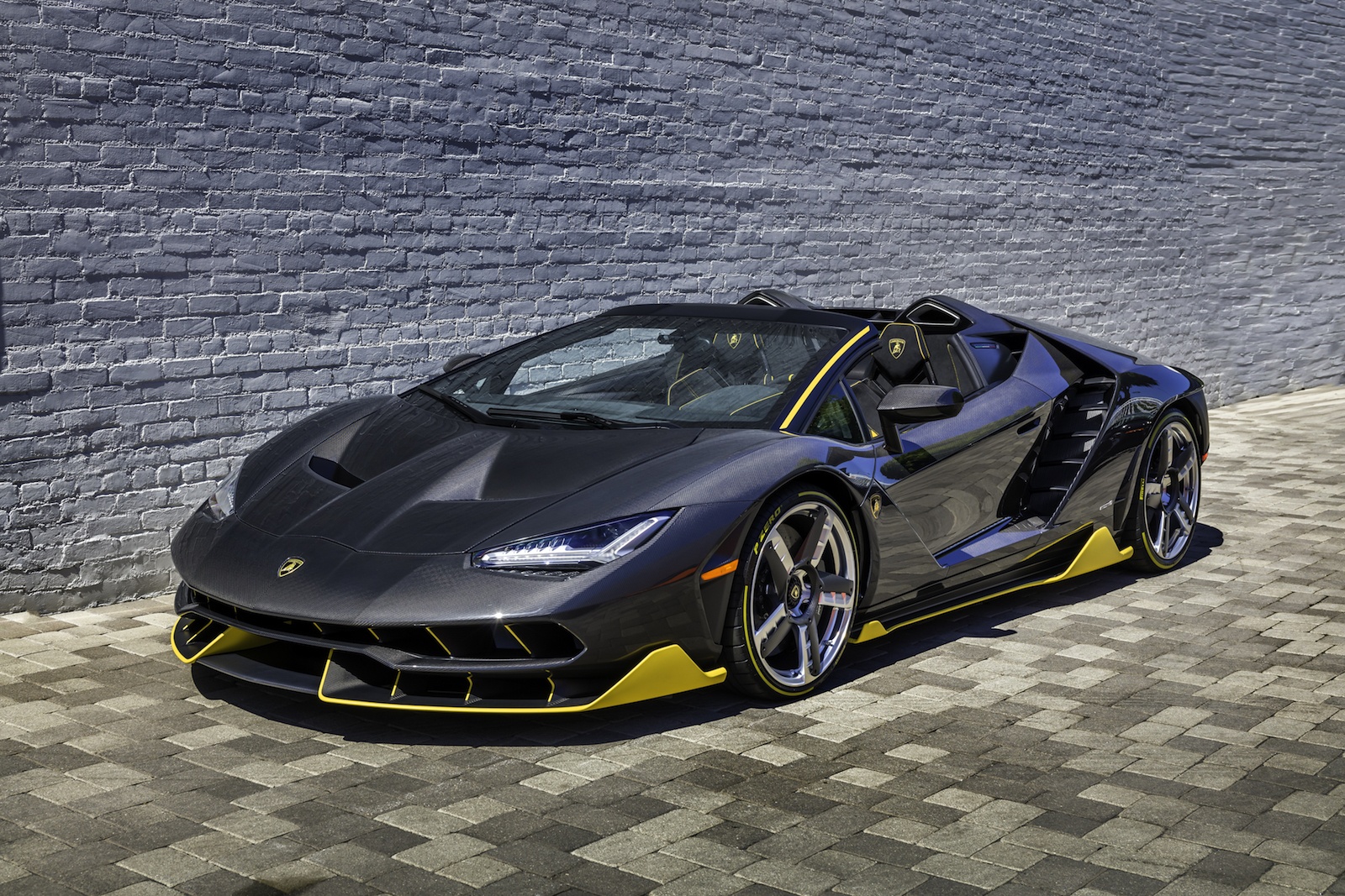 Lamborghini Centenario Roadster dau tien den My anh 1