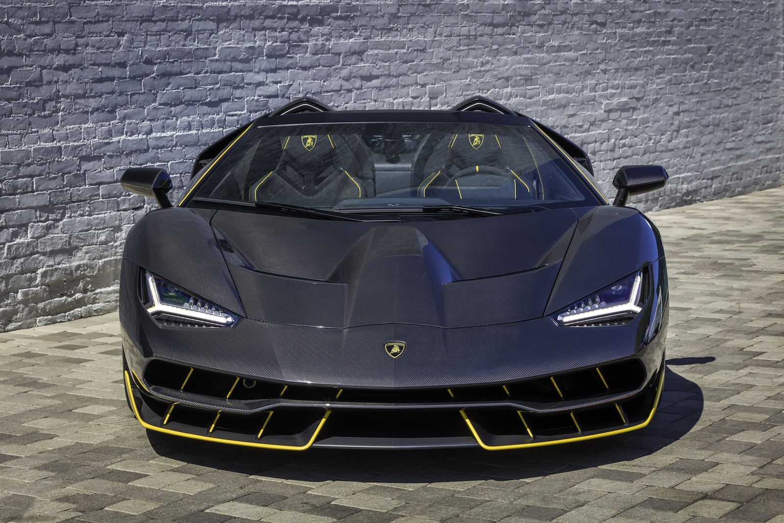 Lamborghini Centenario Roadster gia 2,4 trieu USD dau tien den My hinh anh