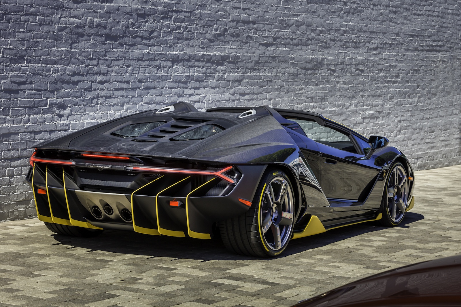 Lamborghini Centenario Roadster dau tien den My anh 3