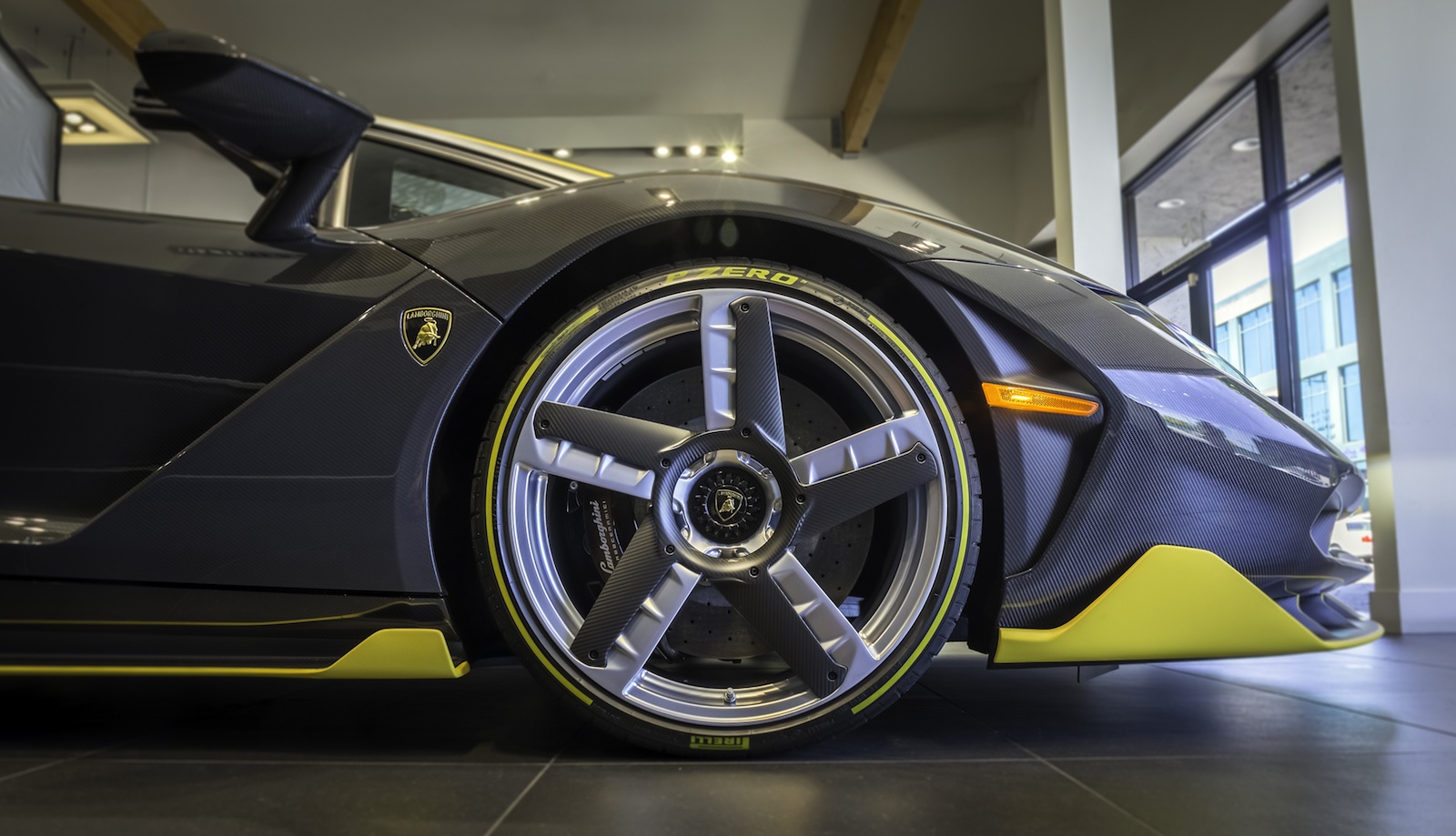 Lamborghini Centenario Roadster dau tien den My anh 4
