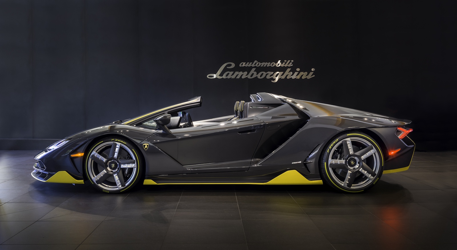 Lamborghini Centenario Roadster dau tien den My anh 6