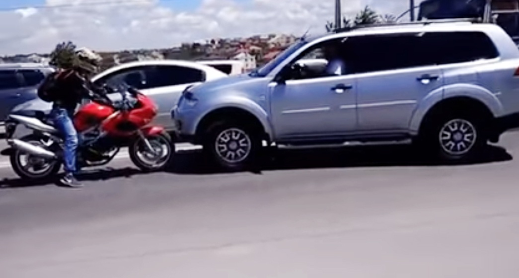 Biker chan dau oto lan lan tren duong un tac hinh anh