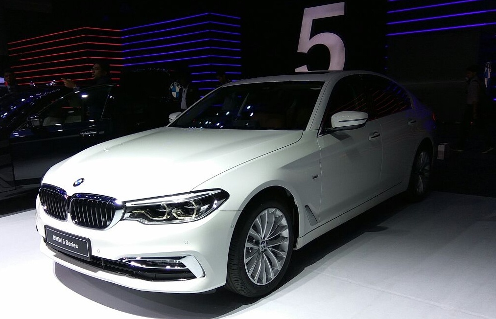 BMW 5 Series 2017 co gia tu hon 77.000 USD o An Do hinh anh