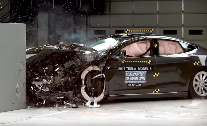 Tesla Model S lan thu 2 truot diem an toan toi da hinh anh