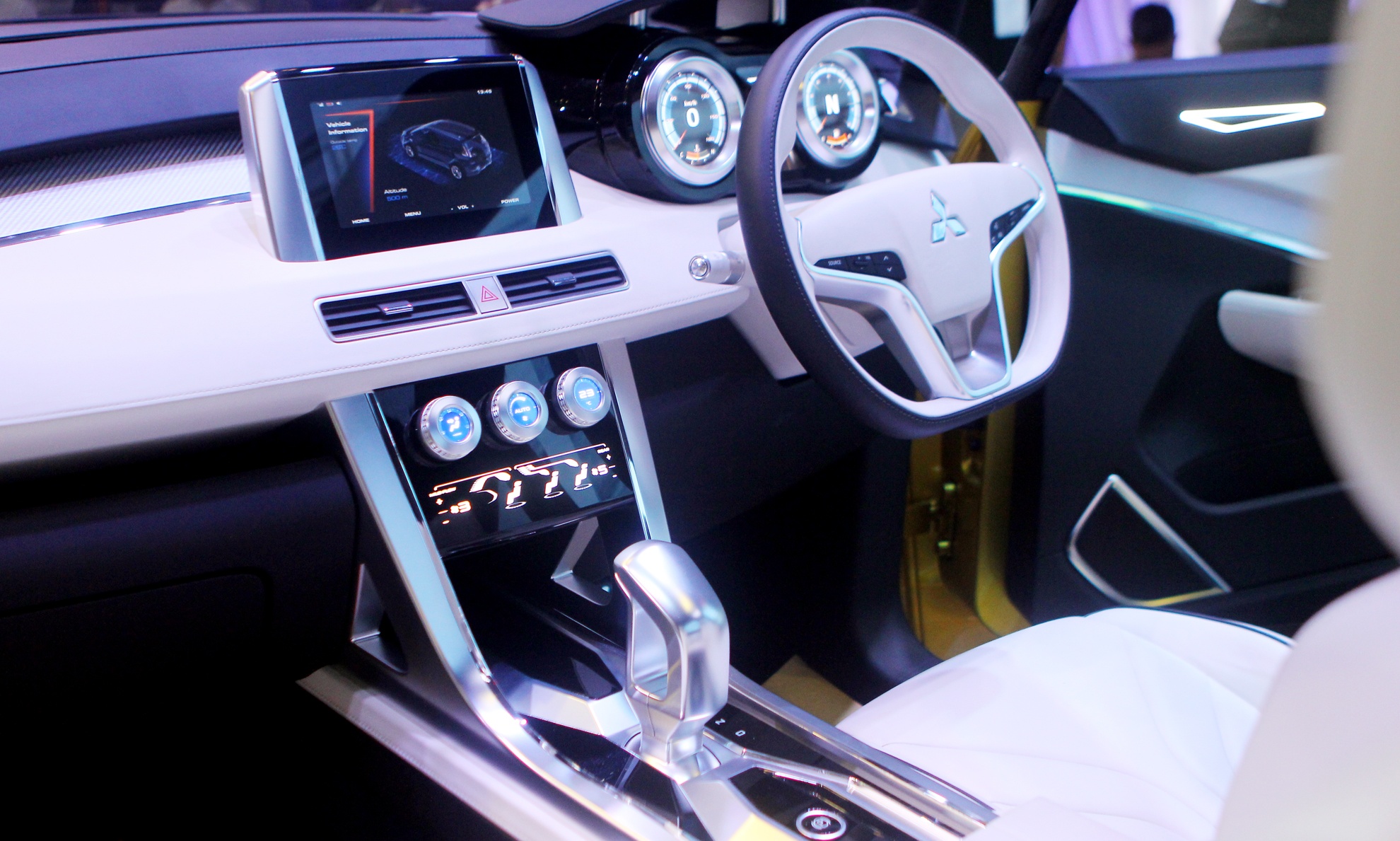 Mitsubishi XM Concept ra mắt ở Việt Nam ảnh 9 Mitsubishi XM Concept ra mat o Viet Nam anh 9