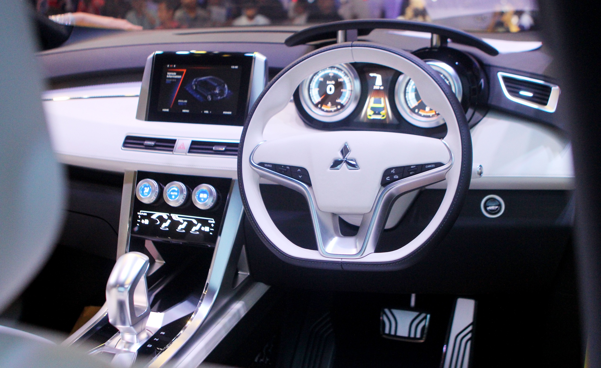 Mitsubishi XM Concept ra mắt ở Việt Nam ảnh 10 Mitsubishi XM Concept ra mat o Viet Nam anh 10