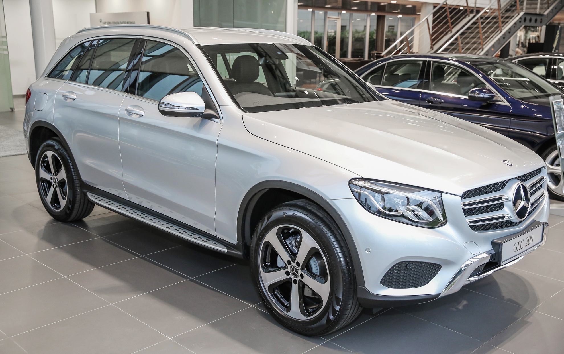 Mercedes-Benz GLC 200 co gia gan 1,6 ty dong o Malaysia hinh anh