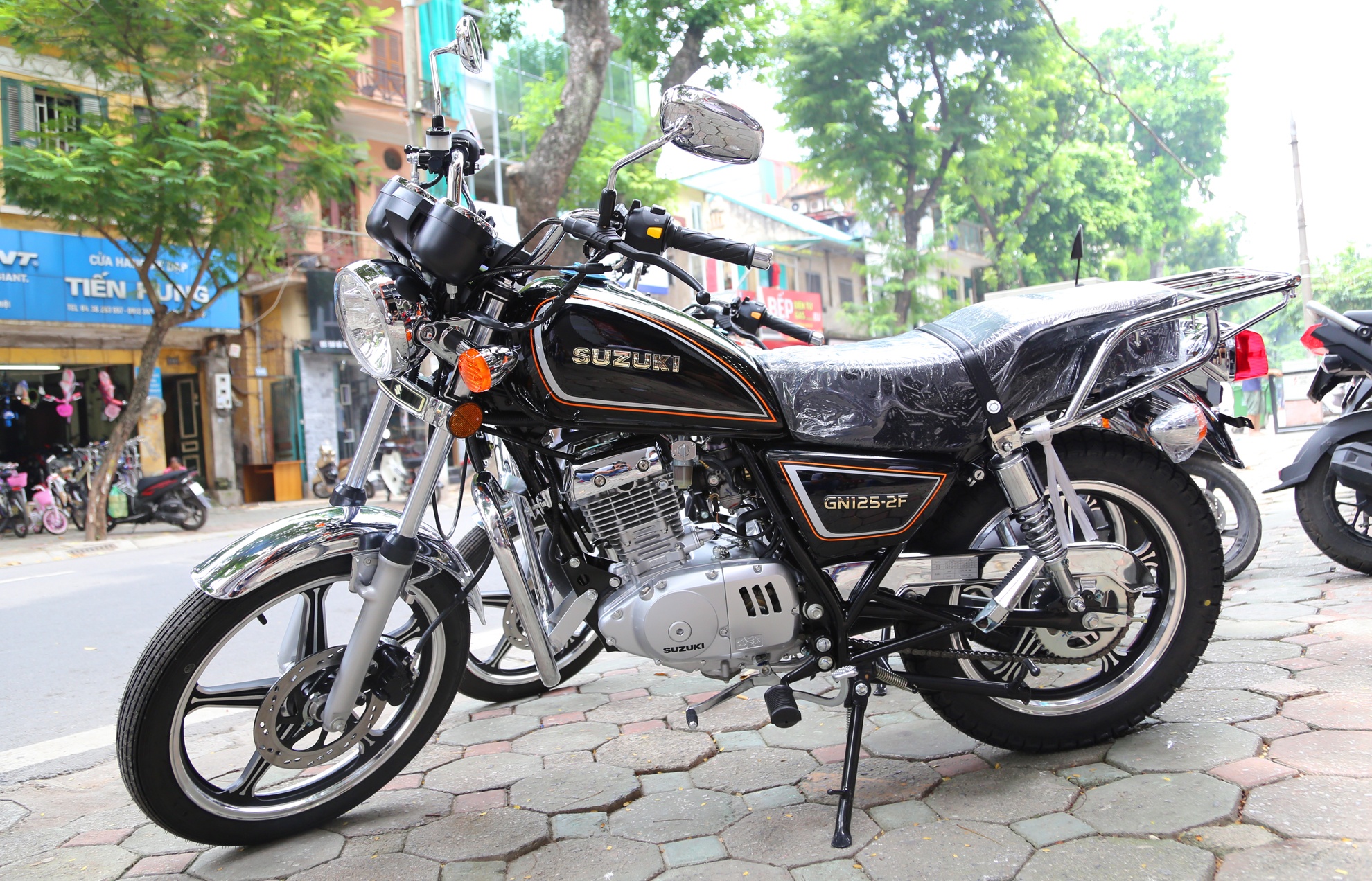 Con tay co dien Suzuki GN125-2F 2017 dau tien ve Ha Noi hinh anh