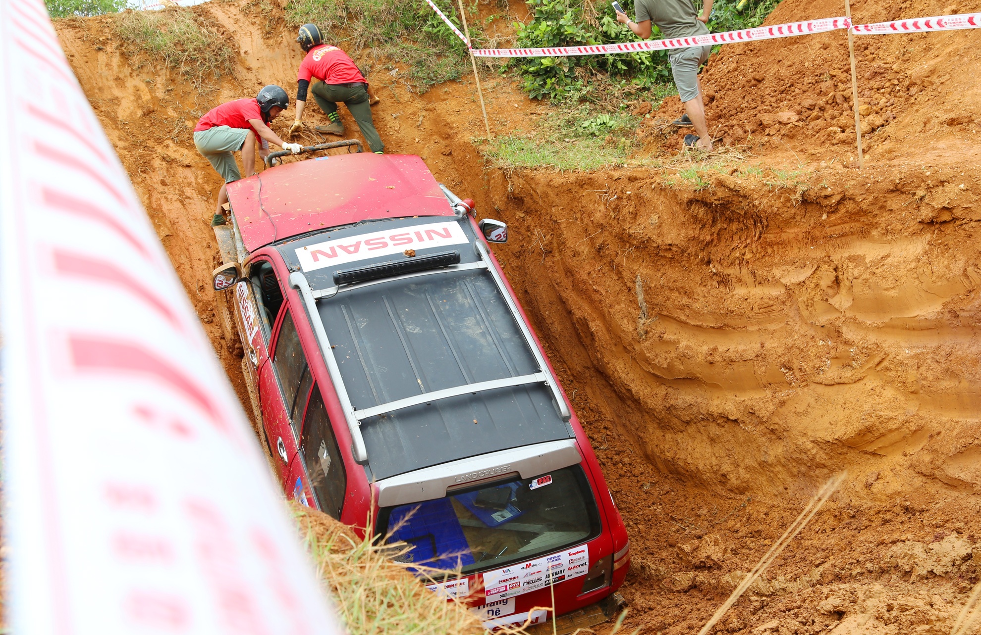 Loi bun, vuot ho sau o giai dua oto dia hinh Viet Nam 2017 hinh anh
