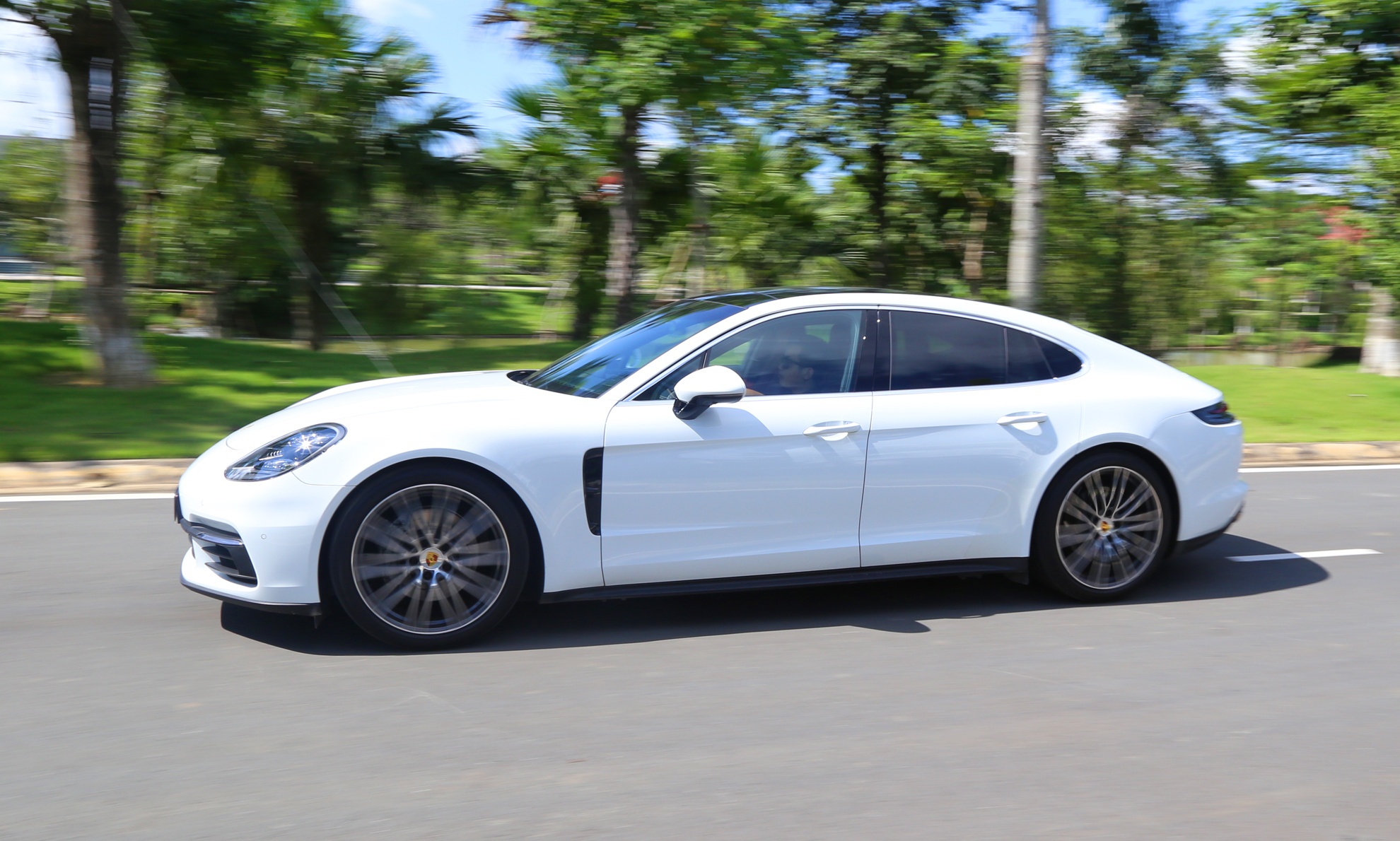 Chat the thao trong mau sedan hang sang Porsche Panamera 4S 2017 hinh anh