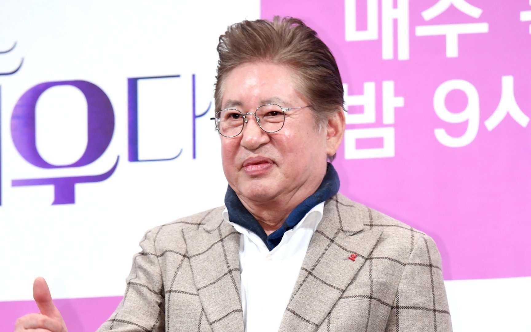 Ban gai tha thu cho nam dien vien 75 tuoi hinh anh