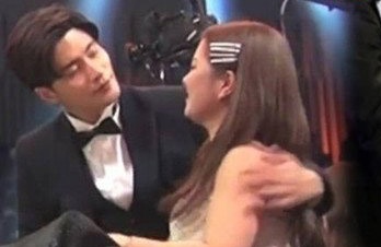 Nam dien vien Sung Hoon co tinh om ap dong nghiep nu tren truyen hinh hinh anh