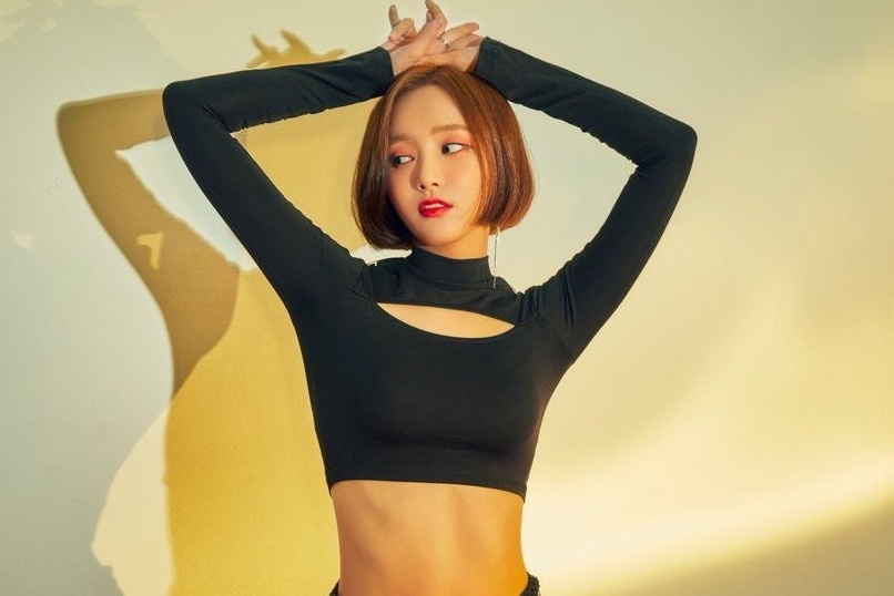 Voc dang goi cam cua ban gai moi Lee Min Ho hinh anh