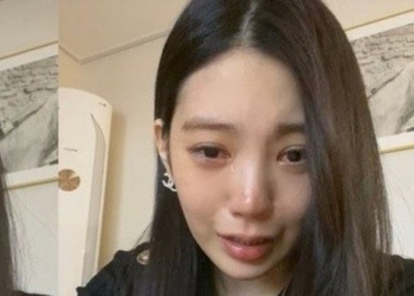 Nu ca si bat khoc khi livestream hinh anh